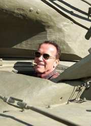 Шварценеггер прокатил журналистов на танке Шварценеггер прокатил журналистов на танке